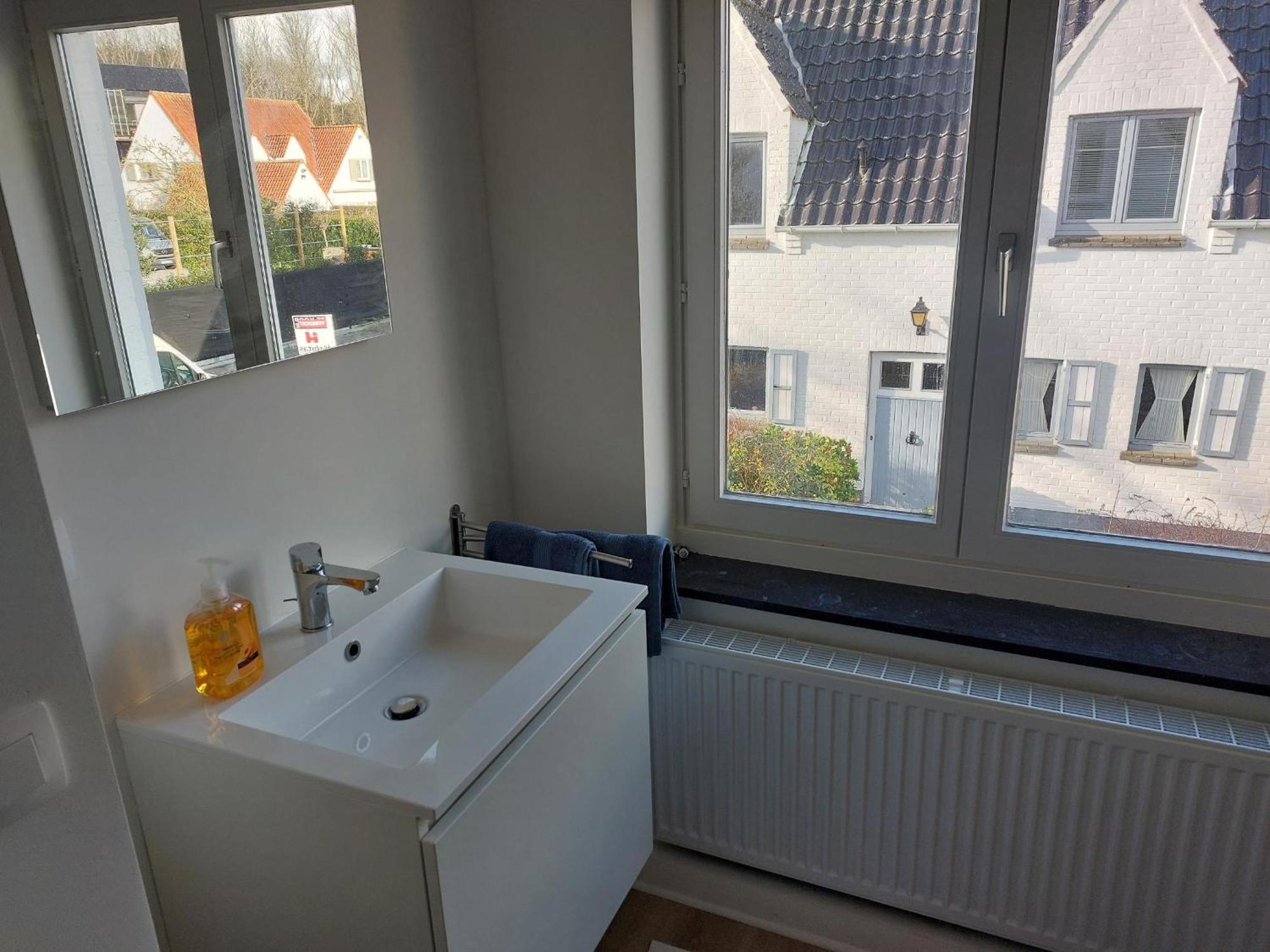 Vakantiehuis Domein 15 Nieuwmunster, 4-bedroom House For Up To 6 People, Between Wenduine, 1 Km, And De Haan, 2 Km, 500 Meters From The Beach,15 Min From Bruges, Ostend And Knokke, Fenced Garden Zuienkerke